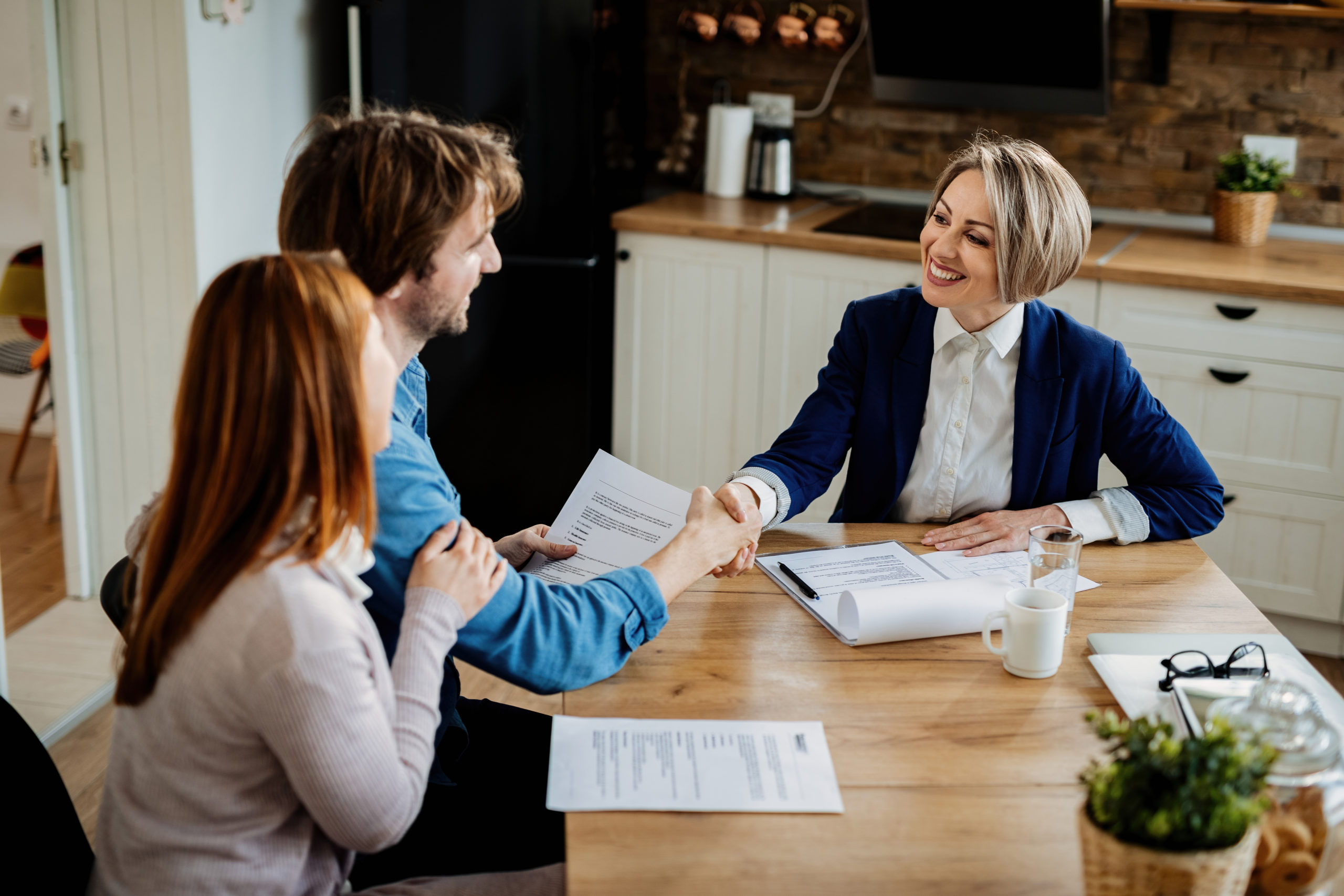 3 personnes négociant un contrat