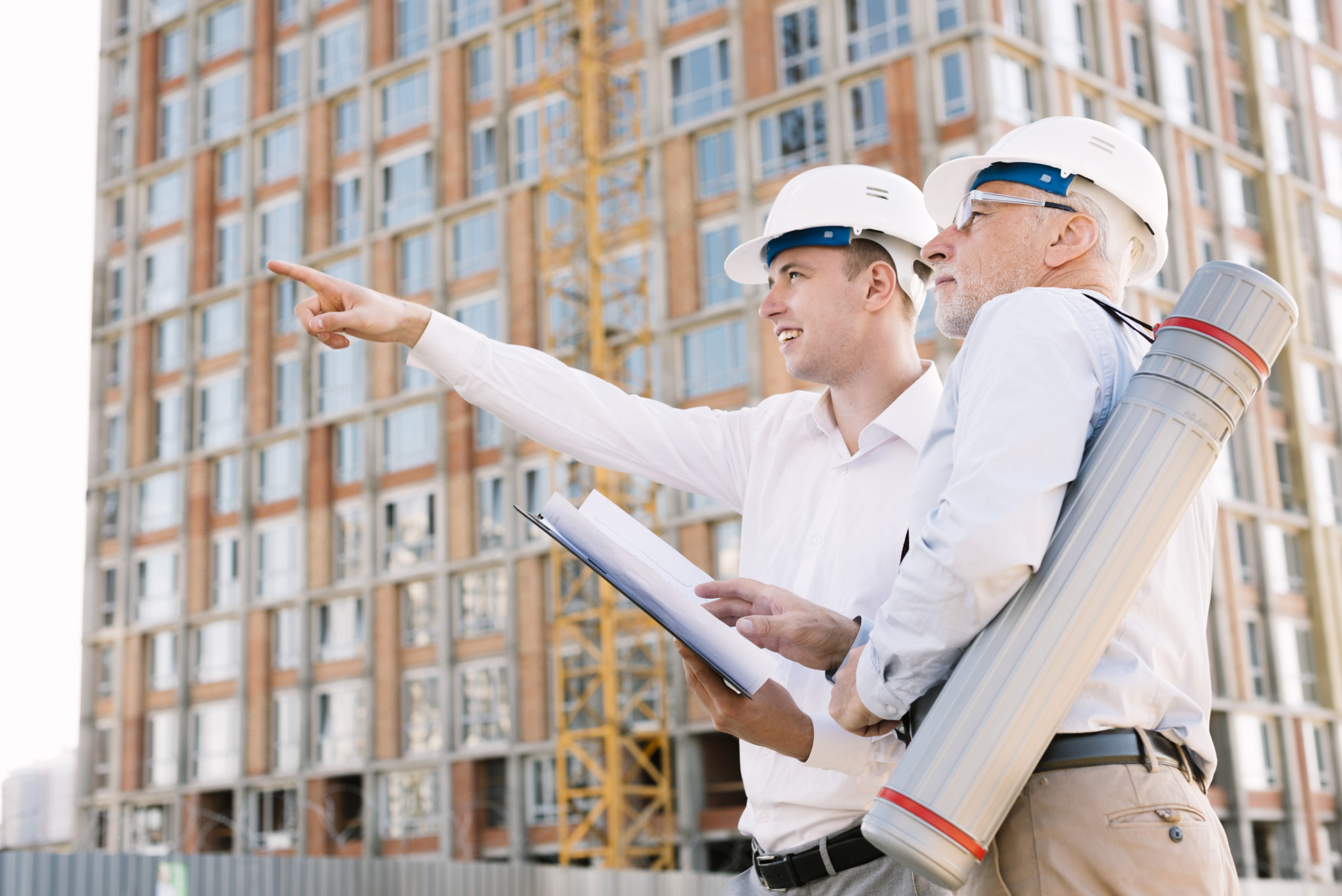 2 hommes sur un chantier