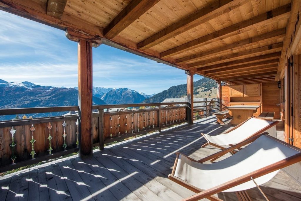 Balcon ensoleillé d’un chalet moderne à Verbier avec jolie vue panoramique